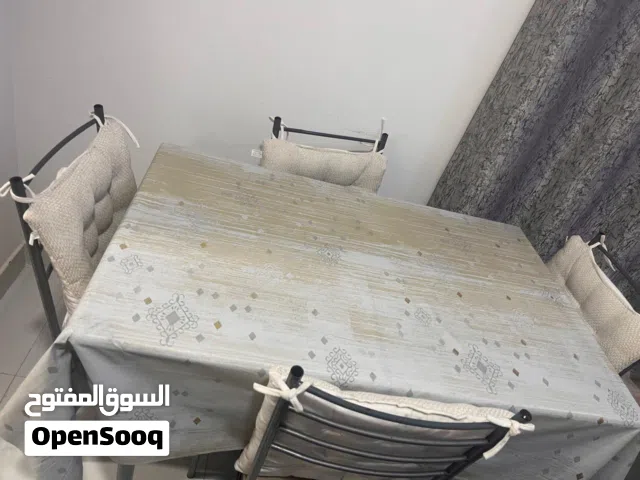 طاولة سفرة مع 4 كراسي بحالة جيدة