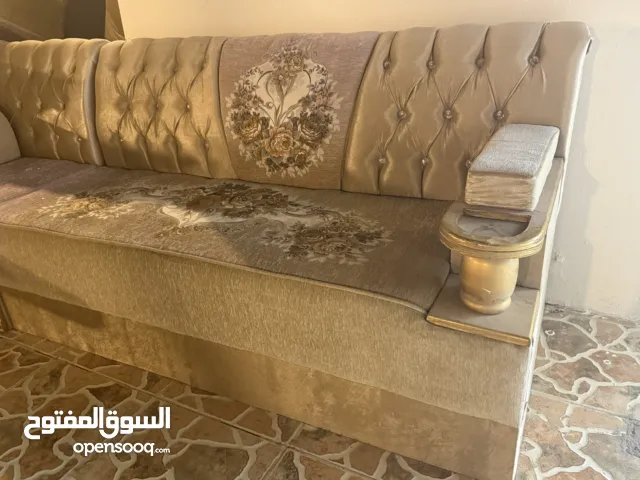 كنب مجلس مطرز بخشب مغربي متصل عدد 9 ل 27 شخص مع كوشينز مع مساند ثابته مع ثلاث طاولات كبيرة زاوية