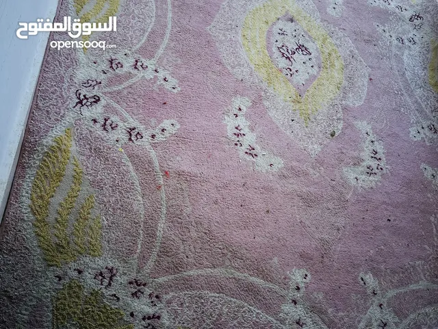 سجاده للبيع ما فيه اي ضرر بس بحاجة دراي كلين خفيف الصور هيك من الاضاءه سعر البيع خمس دنانير