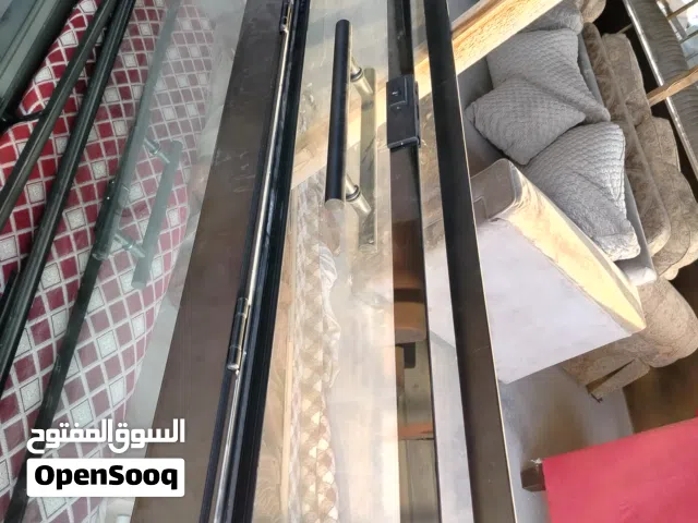 للبيع بيبان اثنين  الاول جان خانه طلاكتين الثاني اطار باب المنيوم