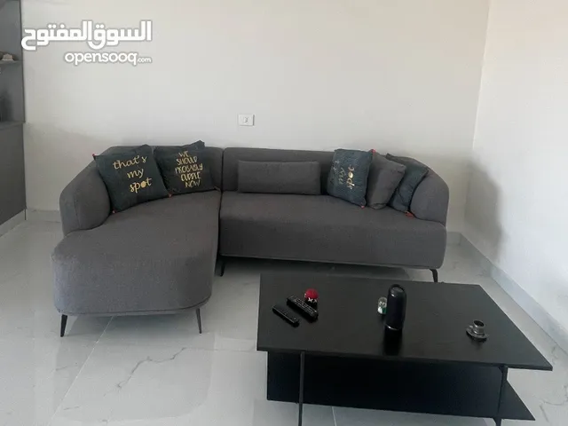 غرفة جلوس مع طاولة