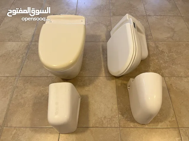 قطع حمامات مستعملة بحالة جيدة  مغاسل  مراحيض قواطع شاور وابواب