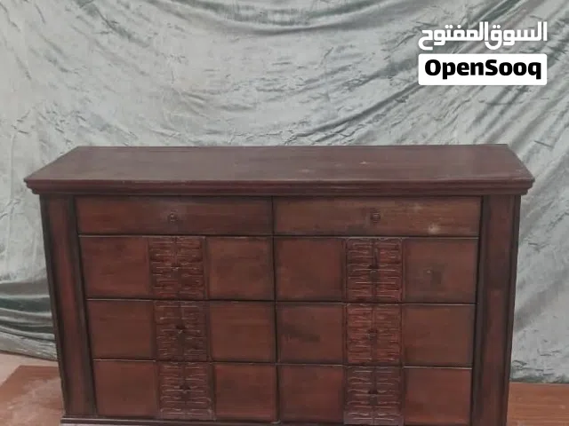 طقم أثاث خشب كلاسيك (خزانة + 2 كومود) – بحالة جيدة