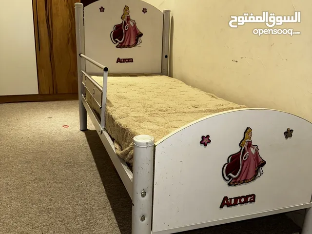 سرير طفلة صغير
