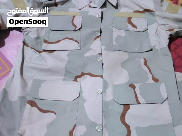 ملابس عسكريه جديده وحذيه عسكريه جديده الحذيه رقم 43 الملابس رقم xL ومشلح مخزن وكليته. وكلمن وسعره