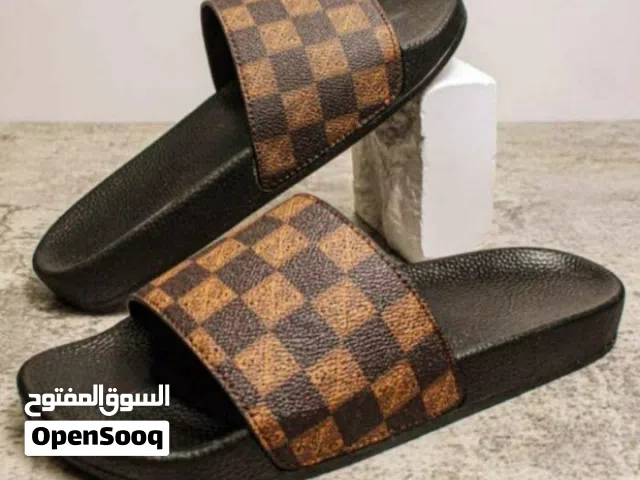 ساعه فيتون رجالي ونساءي+ سليبر رجالي مقاس 42/ 43 + قلم فيتون + شنطه رجالي/نساءي جمیعا جديده