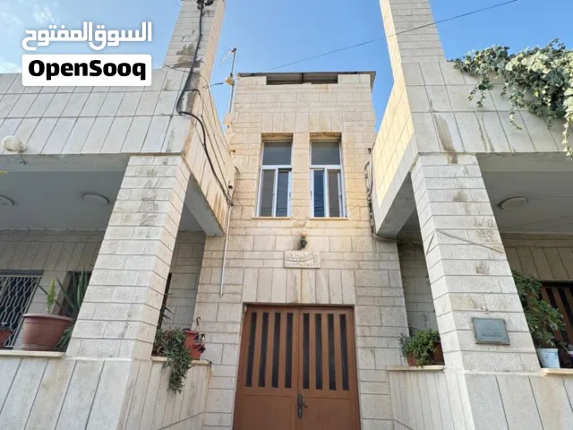 منزل مستقل للبيع بحاله ممتازة... يصلح لبناء طوابق اضافية و استغلالها لاسكان او سكن عائلي..