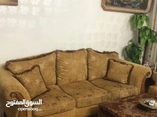 طقمين كنب بحاله ممتازه للبيع