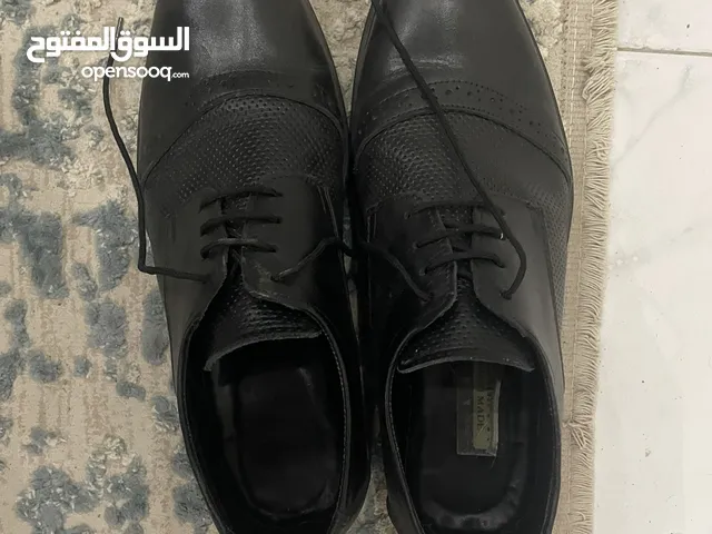جزمة اسود بدل للمناسبات او عمل او لبس على اطقم عادية تلبيس ازيد واقل من المحدداعلان وعليها عاين قيس