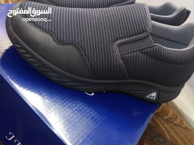 40 Sport Shoes in Zarqa