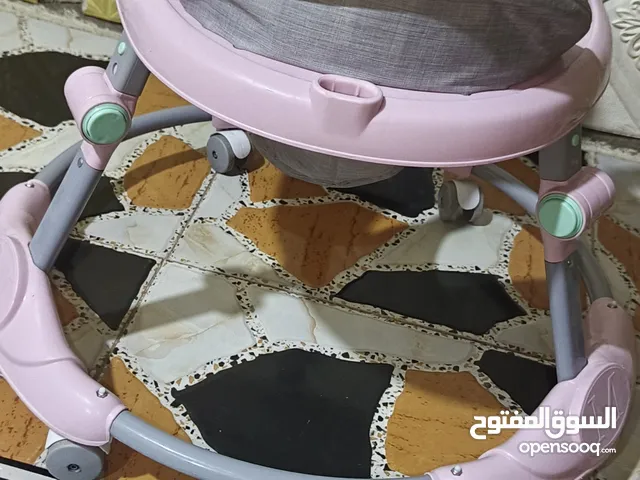 حجله اطفال قليله الاستخدام وكلش نظيفه وحتى مسيقى تشتغل