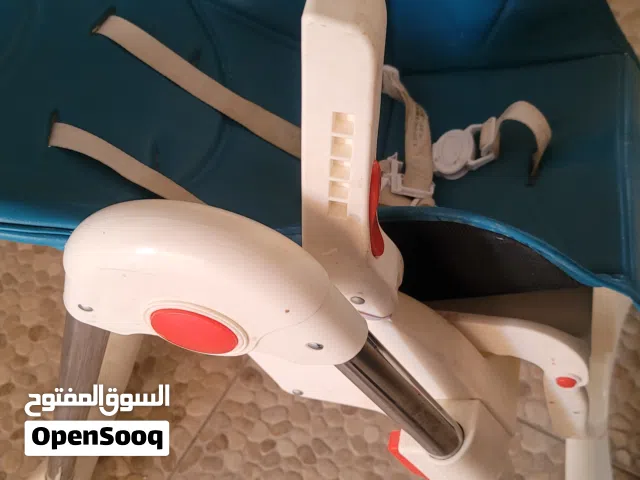 مقعد وسرير لطفل متحرك لاكل