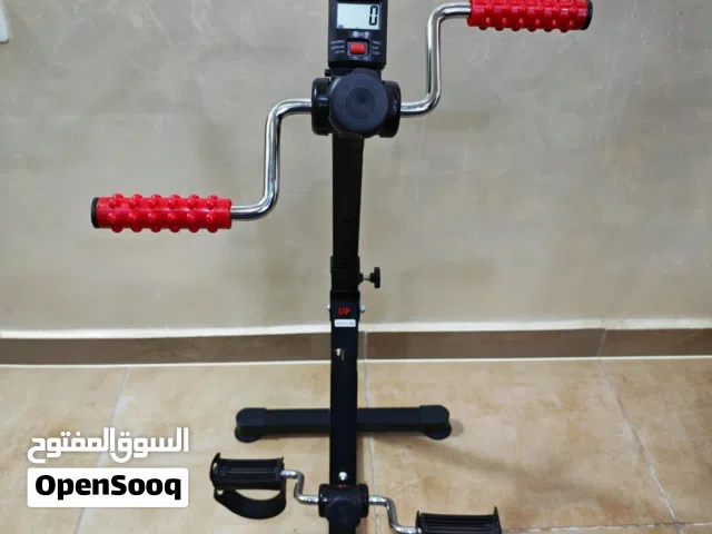 هذا الجهاز هو دراجة تمارين بدواسة لليدين والساقين (Pédalier) تُستخدم للياقة البدنية وإعادة التأهيل.