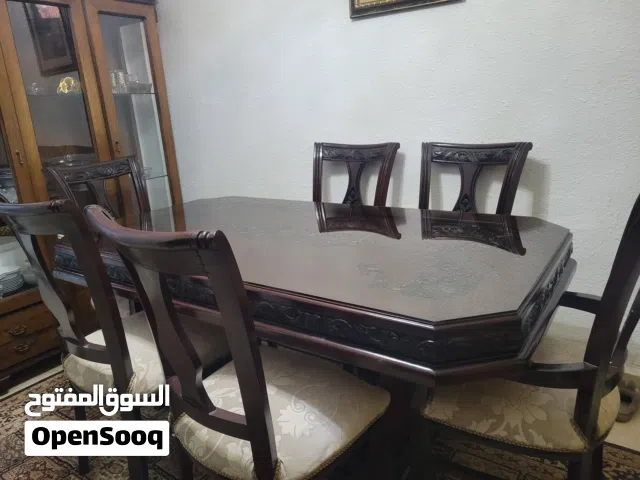 طاولة سفرة مع 6 كراسي و ملحق  للبيع بداعي السفر