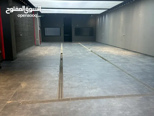 للبيع محل( معرض ) كبير 2