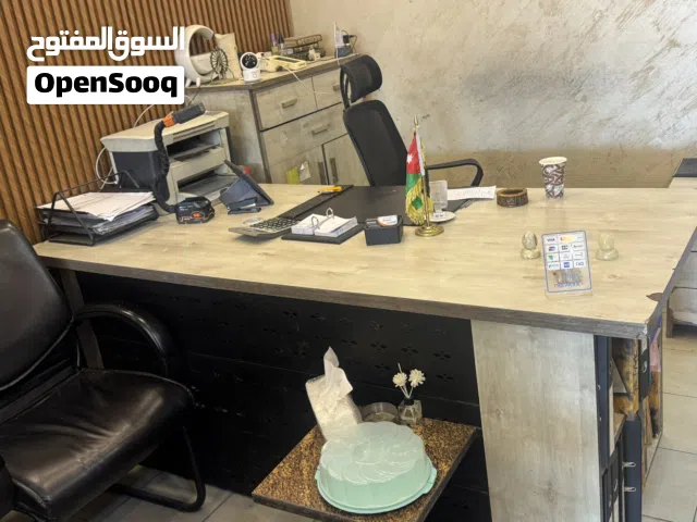مكتب مدير فخم جداً بحالة ممتازه