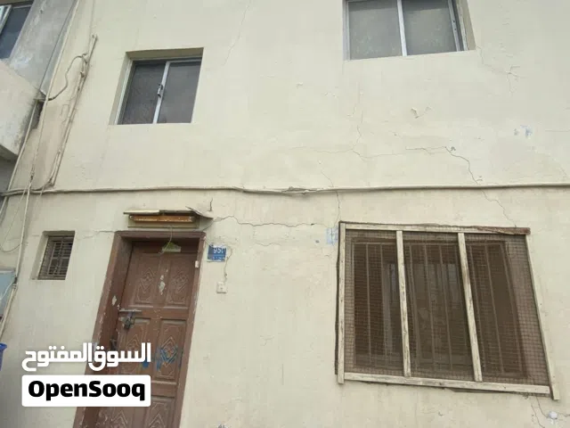 للبيع بيت قديم في منطقة جدحفص موقع مميز  ، في بداية سوق ال