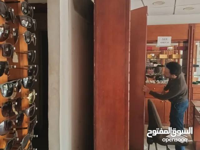 ديكور محل يصلح للمحل بصريات او محل عطور او محل خلويات اومحل قرطاسية