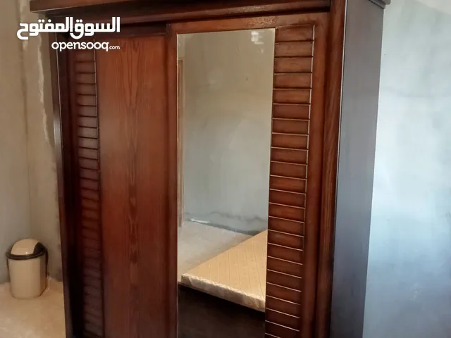 خزانة درفتين + كمودينا + سرير مفرد مع فرشة بحالة ممتازة جدا شبه جديد خشب لاتية