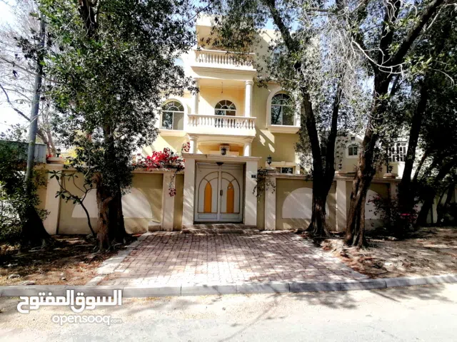 فيلا فاخره كبيرة على ثلاث شوارع ثلاث طوابق + شقه كامله فوق القراج + 9 غرف نوم + 11 حمام + 4 مطابخ