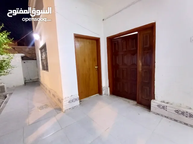 180 m2 3 Bedrooms Townhouse for Rent in Basra Other