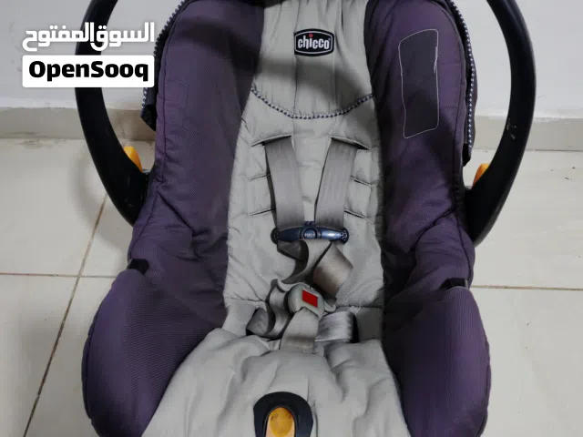 كرسي سيارة أطفال Chicco مع قاعدة بحالة جيدة