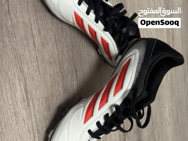 حذاء اديداس كوبا اللون ابيض و احمر المقاس 43 ونص (1/2 43)