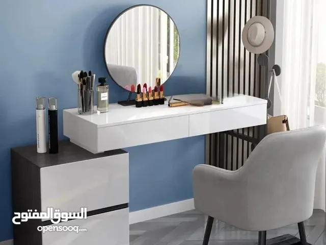 تسريحة مودرن مع خزانة جانبية – لمسة فخامة لغرفتك!ترتيب وأناقة بمساحة مثالية  تصميم عصري بسيط