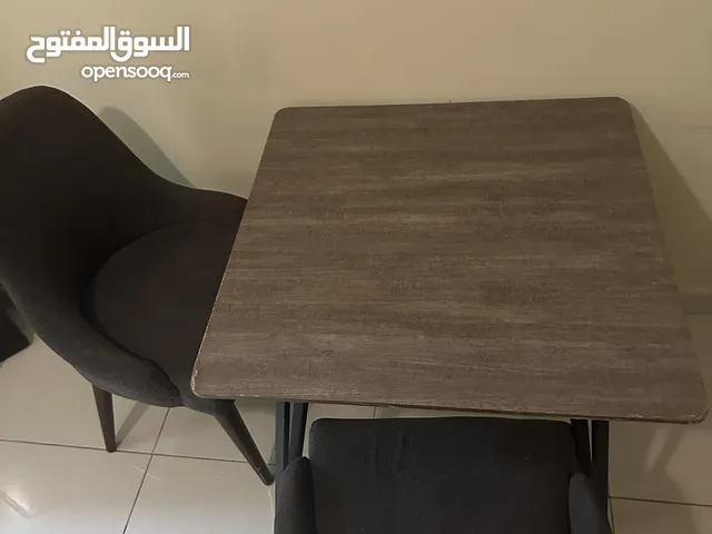 طاولة مع كرسيين بحالة جيدة