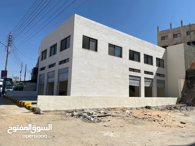مجمع تجاري جديد للايجار على الشارع الرئيسي و تشطيب ممتاز