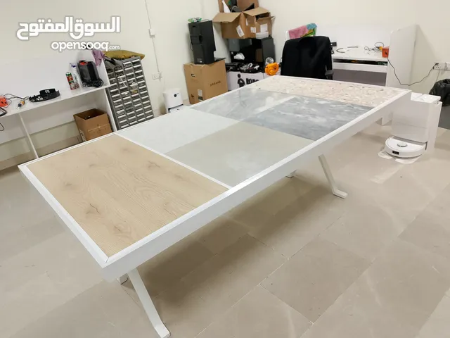 ميز بأرضية سيراميك وخشب