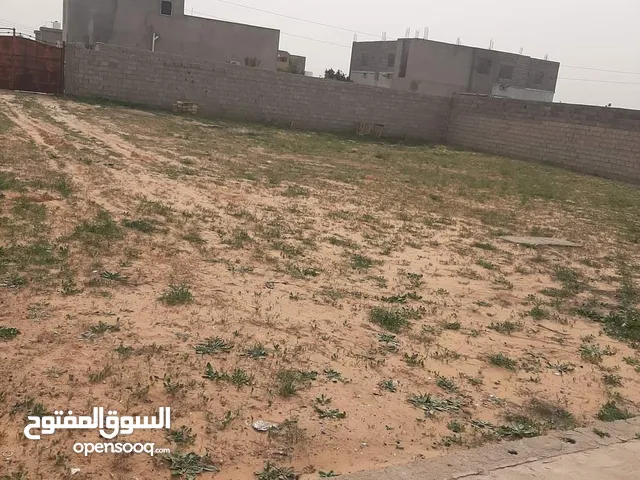 قطعة أرض مصورة  في عين زارة بعد جامع الشيخان شارع سوق فطرة مول مسافه 700 متر