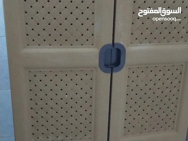 خزانة بلاستيك كبيرة مع اربع دروج للبيع استعمال خفيف بسعر 27 دينار