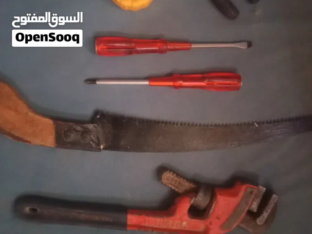 مفتاح مواسير نمرة 40  مفتاح انجليزي كبير  مفكات عادي ومصلب شبه الجديد  زراديه ممتازة منشار خشب متر
