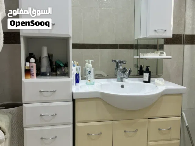 خزانة حمام مع مغسله و مرآة