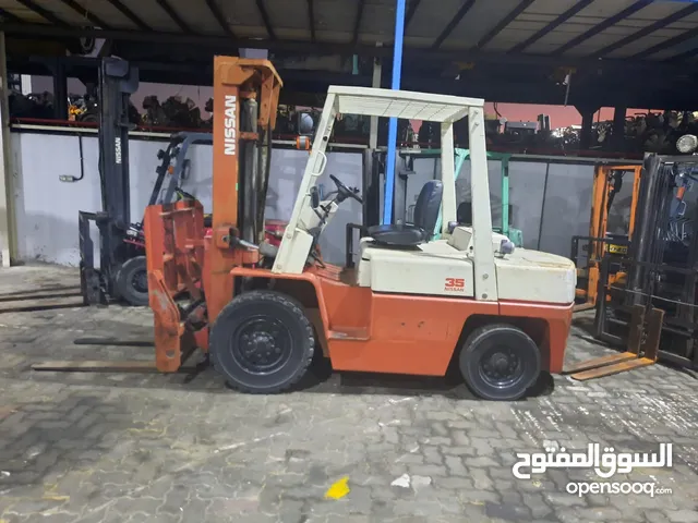 2000 Forklift Lift Equipment in Sharjah