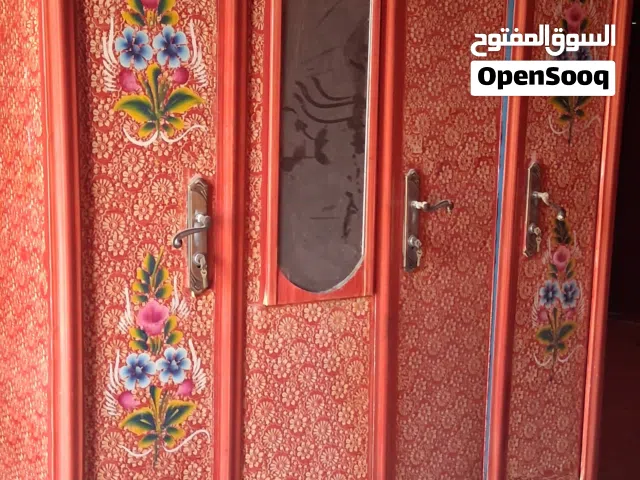 دولاب ملابس لون احمر
