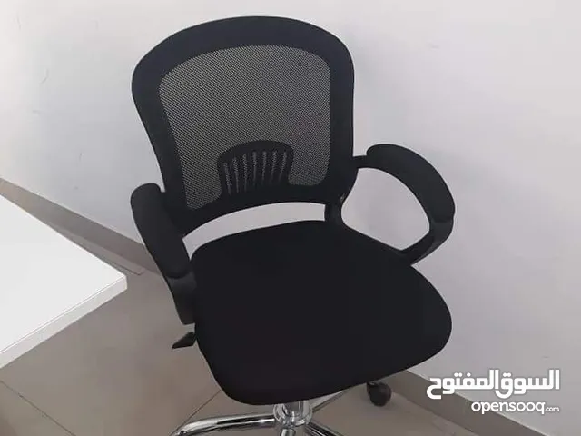 كرسي شبك يتميز بمسند ظهر قابل للتعديل وارتفاع المقعد، مما يتيح لك ضبط الكرسي على مستوى مريح وزاوية م