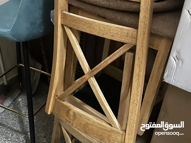 طاولة مع أربع كراسي