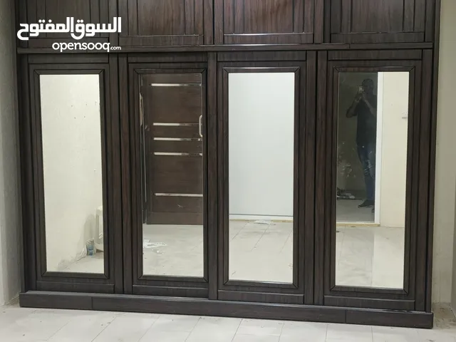 كبت يكون من 4ابواب سحاب سفليه و4ابواب علويه جهته اليمين و اليسار شلوف الوسط تعليق نجاره بحرينيه