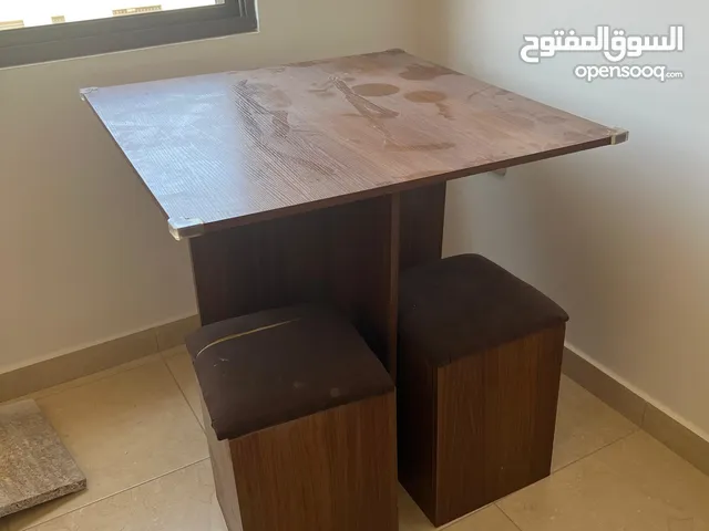 طاولة مطبخ مع 4 مقاعد مربعه الشكل