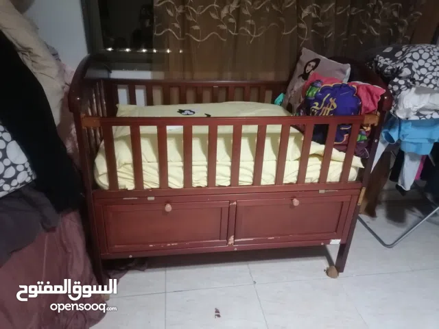 تخت سرير بيبي خشب زان مستعمل إستعمال بسيط