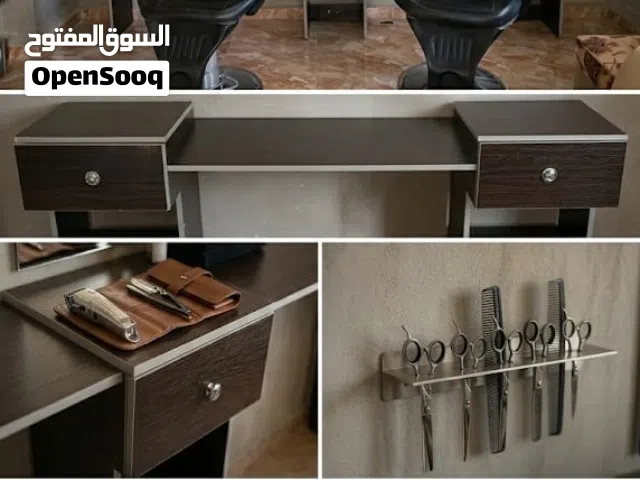 كراسي حلاقة بحالة الوكالة  كاونتر 2 خشب نضيف  رفوف عدد 5