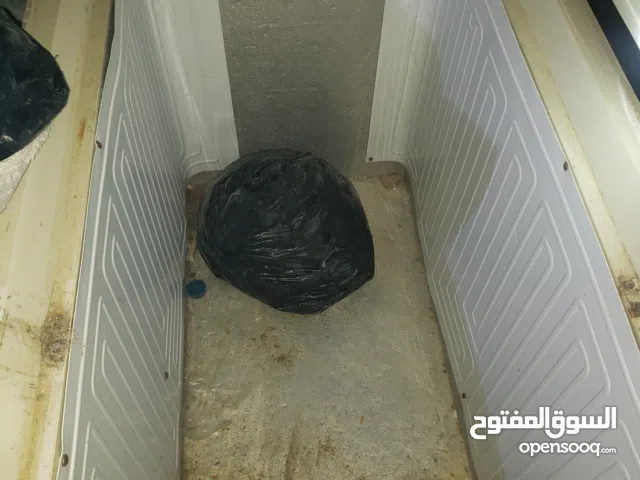 عرطه الكل ب85لف ثلاثجه بطح فتحتين حق بقاله شغال ومكتب خشب وماسه المنيوم ثلاث متر وماسه زجاج وتخشيبه