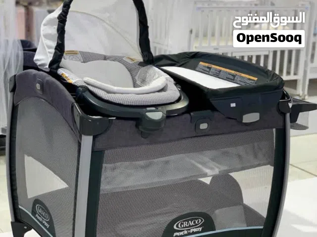 سرير اطفال مواليد صناعة تركية ماركة GRACO.شبه جديد مع قعاد ولباس وحباس