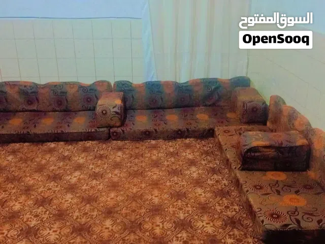 اربع فرشات مع مساندهم مخداتهم للبيع