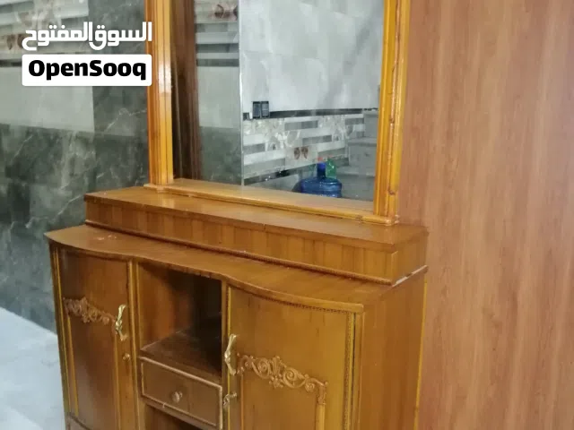 معرض خشب مع ميز تواليت