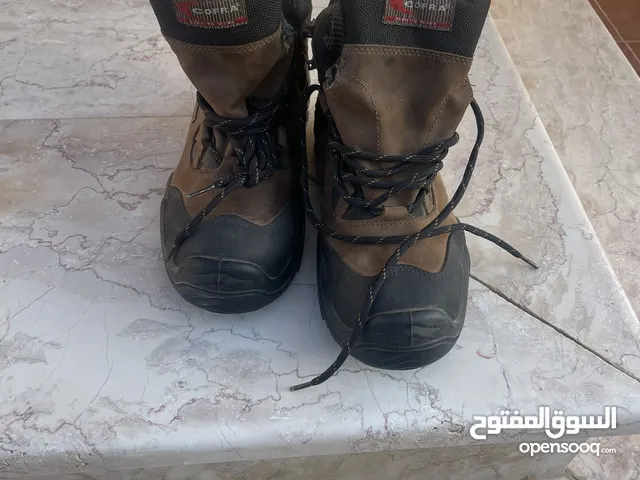 حذاء عمل اصلي مطابق لمواصفات السلامه
