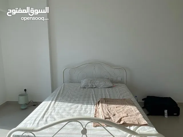 تخت queen bed و نظيف جدا