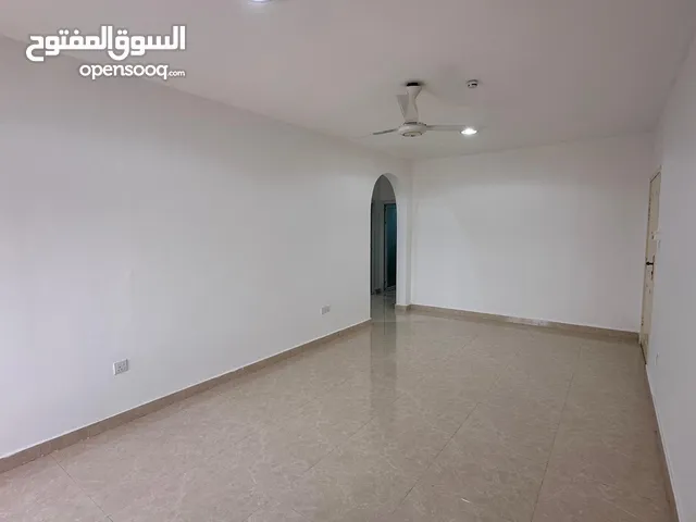 غرفتين وصالة بتشطيب ممتاز جدا للايجار السنوي في القاسمية قرب مسجد الملك فيصل ب 3 بلكون